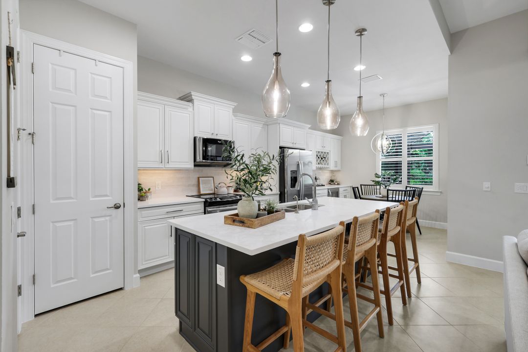9263 Fieldstone Ln, Naples, FL 34120