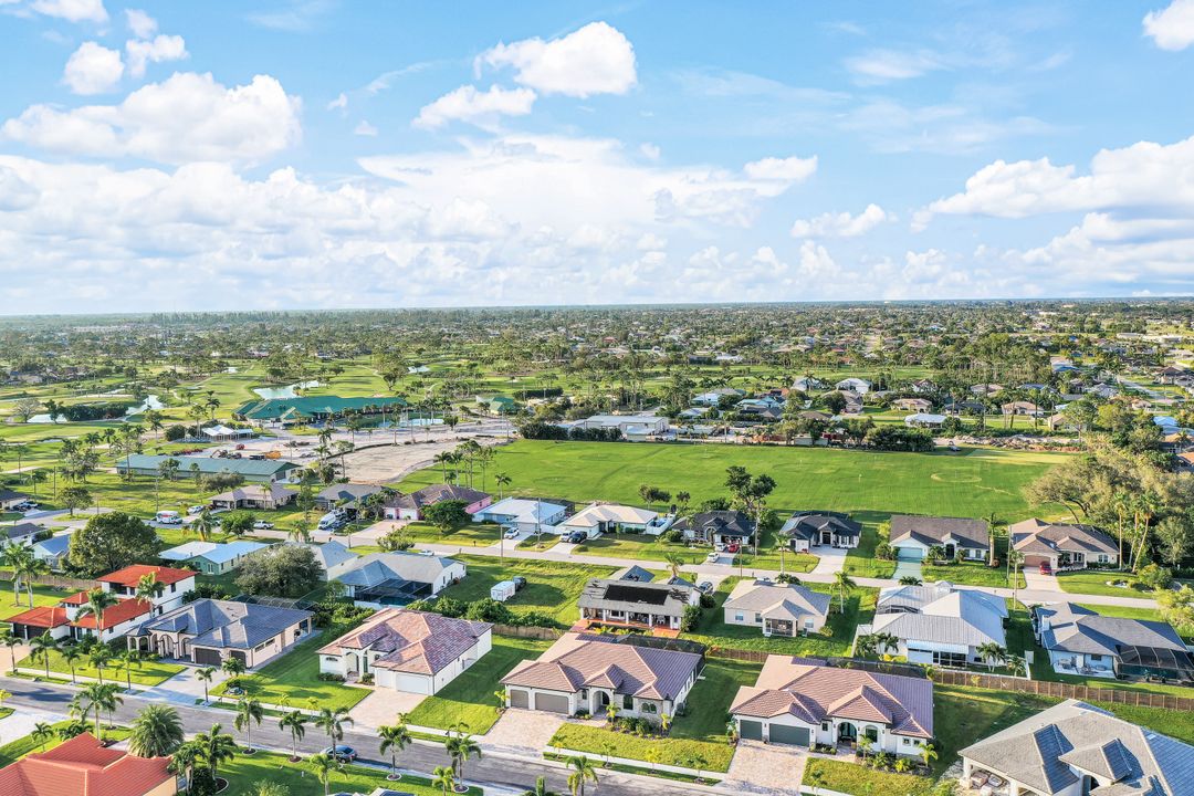860 Palmetto Pointe Cir, Cape Coral, FL 33991