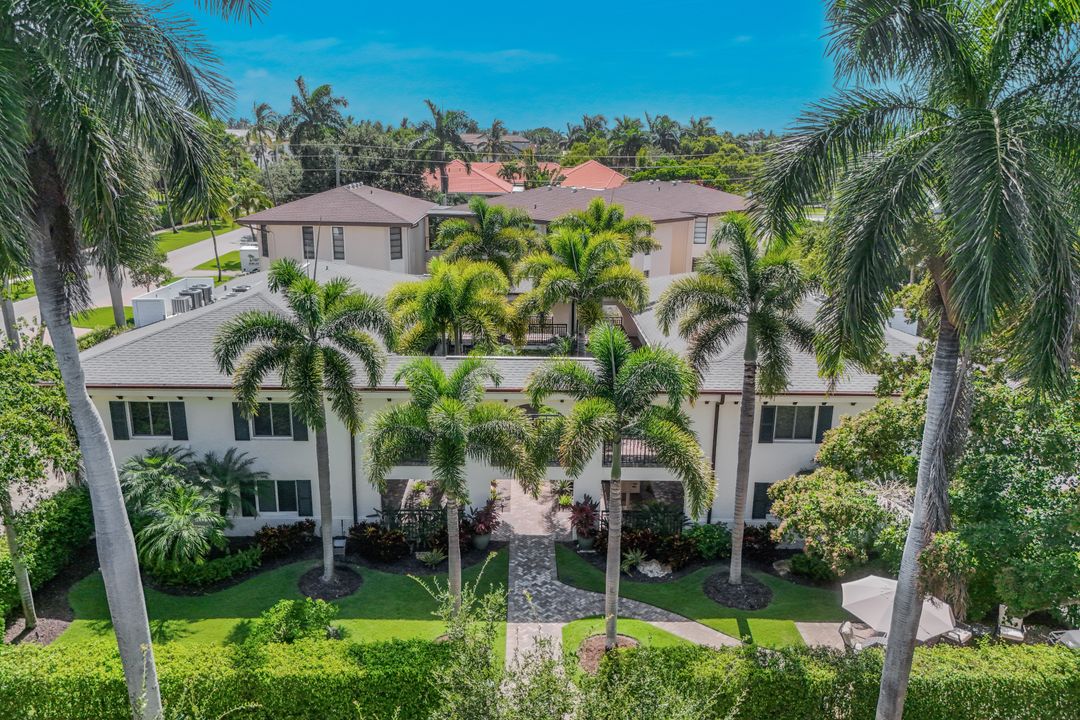 960 7th St S #105, Naples, FL 34102