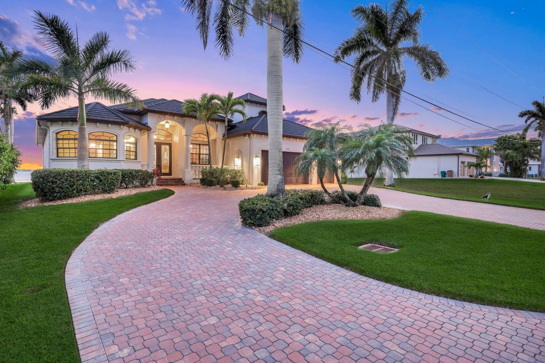 1028 Dolphin Dr, Cape Coral, FL 33904