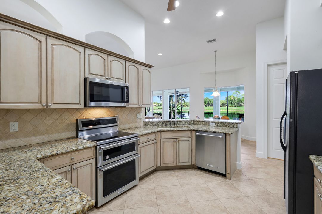8737 Mustang Island Cir, Naples, FL 34113
