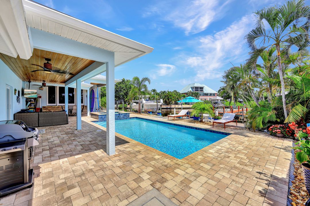 2631 Riverview Dr, Naples, FL 34112