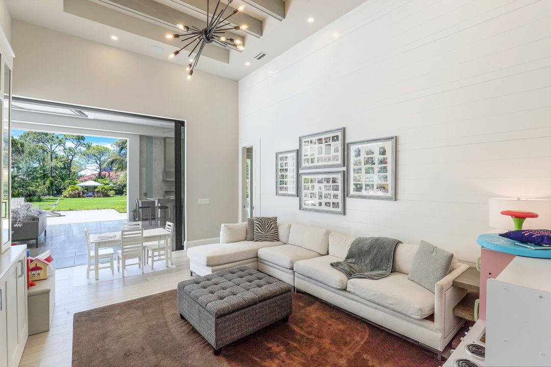 125 Caribbean Rd, Naples, FL 34108