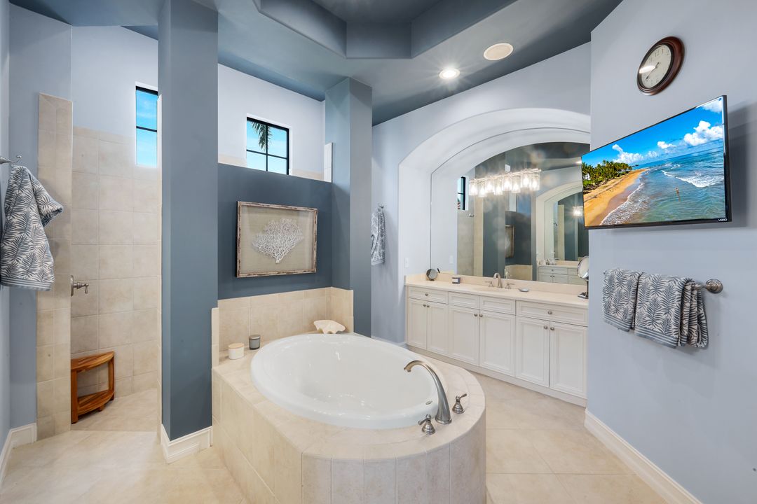 9002 Shenendoah Cir, Naples, FL 34113