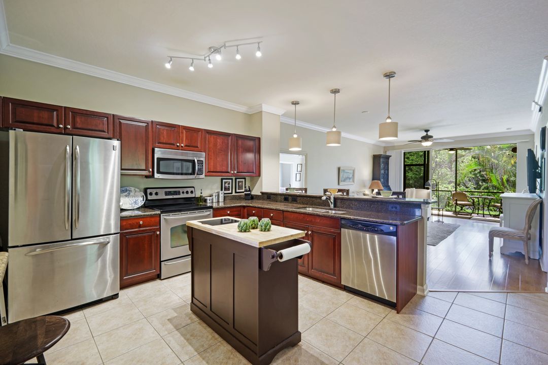 10021 Heather Ln #802, Naples, FL 34119