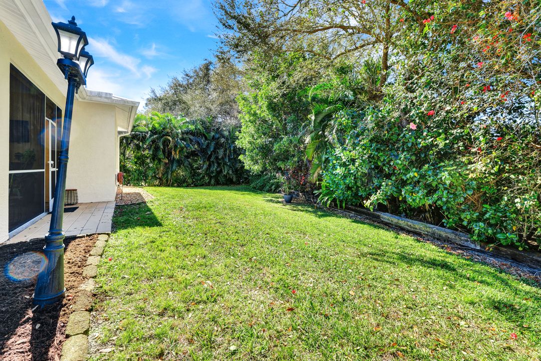302 Stanhope Cir, Naples, FL 34104