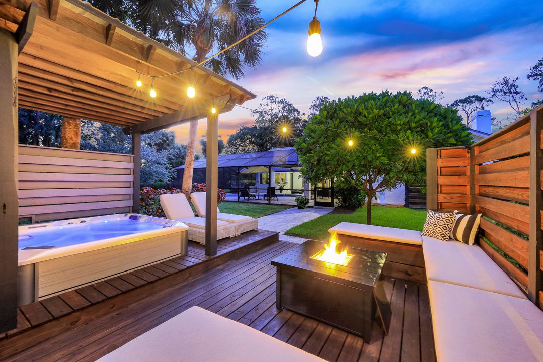 6010 Standing Oaks Ln, Naples, FL 34119