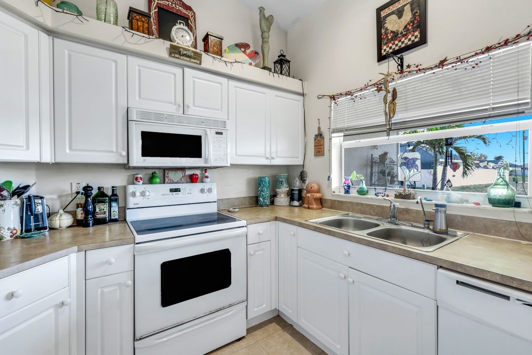 1020 Diplomat Pkwy W, Cape Coral, FL 33993