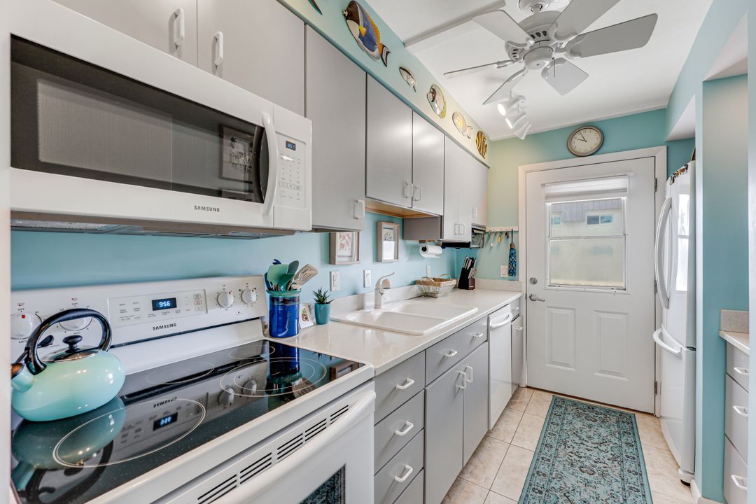 72 7th St S #202, Naples, FL 34102