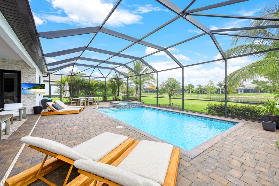 2067 Antigua Ln, Naples, FL 34120