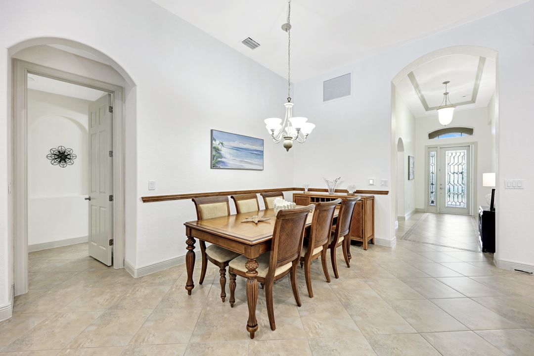 7655 Martino Cir, Naples, FL 34112