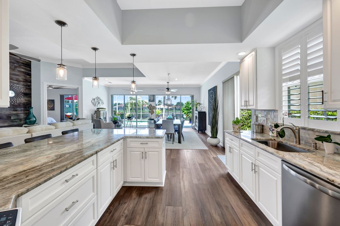 5441 Freeport Ln, Naples, FL 34119