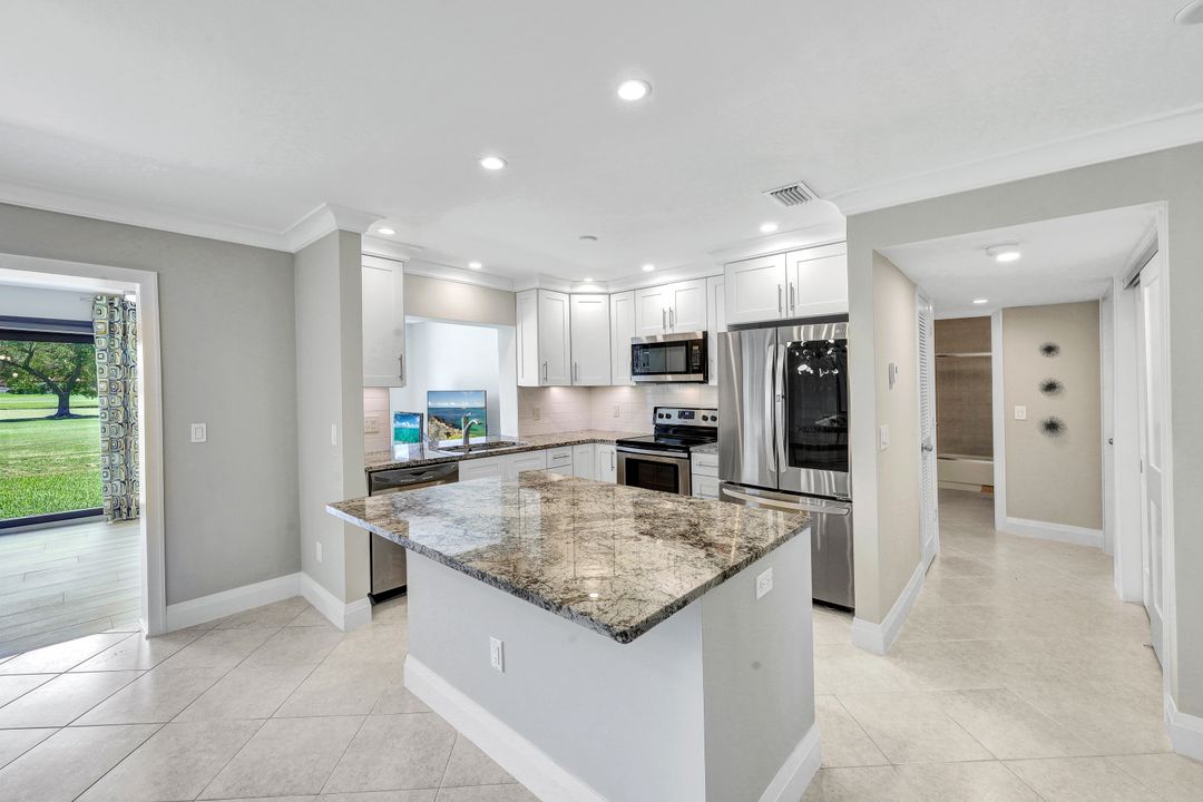 4175 Lakewood Blvd, Naples, FL 34112