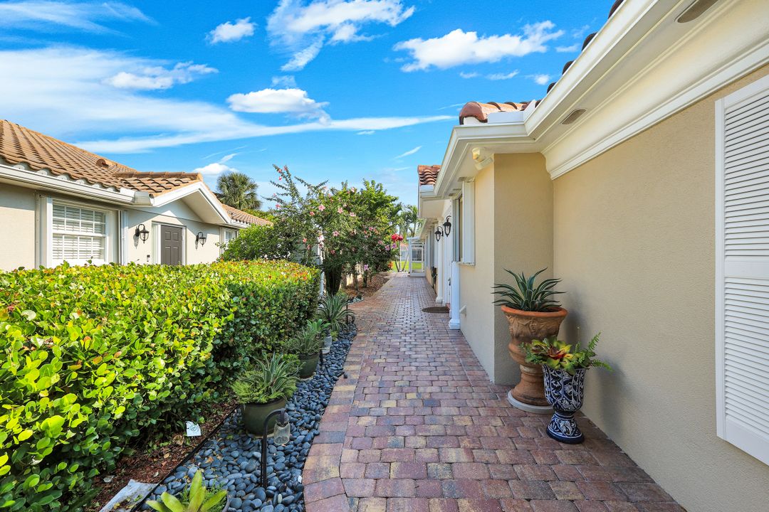 5808 Drummond Way, Naples, FL 34119