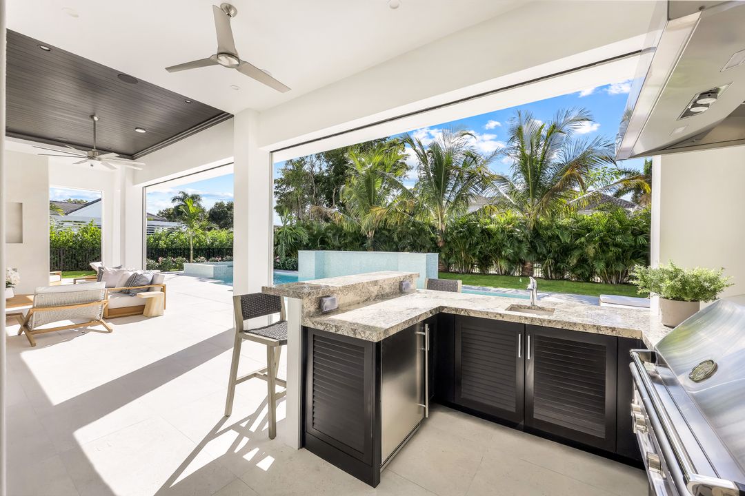 726 Riviera Dr, Naples, FL 34103