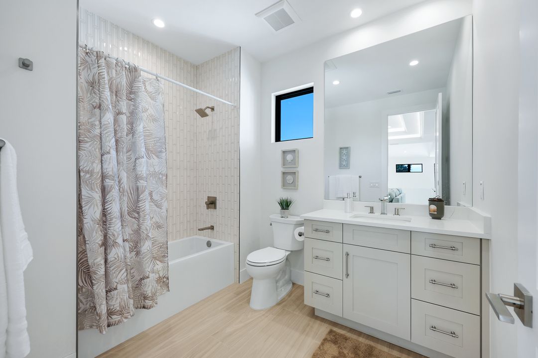 9760 Vanderbilt Dr, Naples, FL 34108