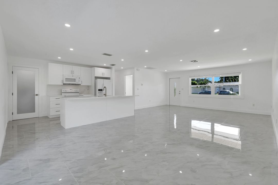 939 Bluebird St, Naples, FL 34104