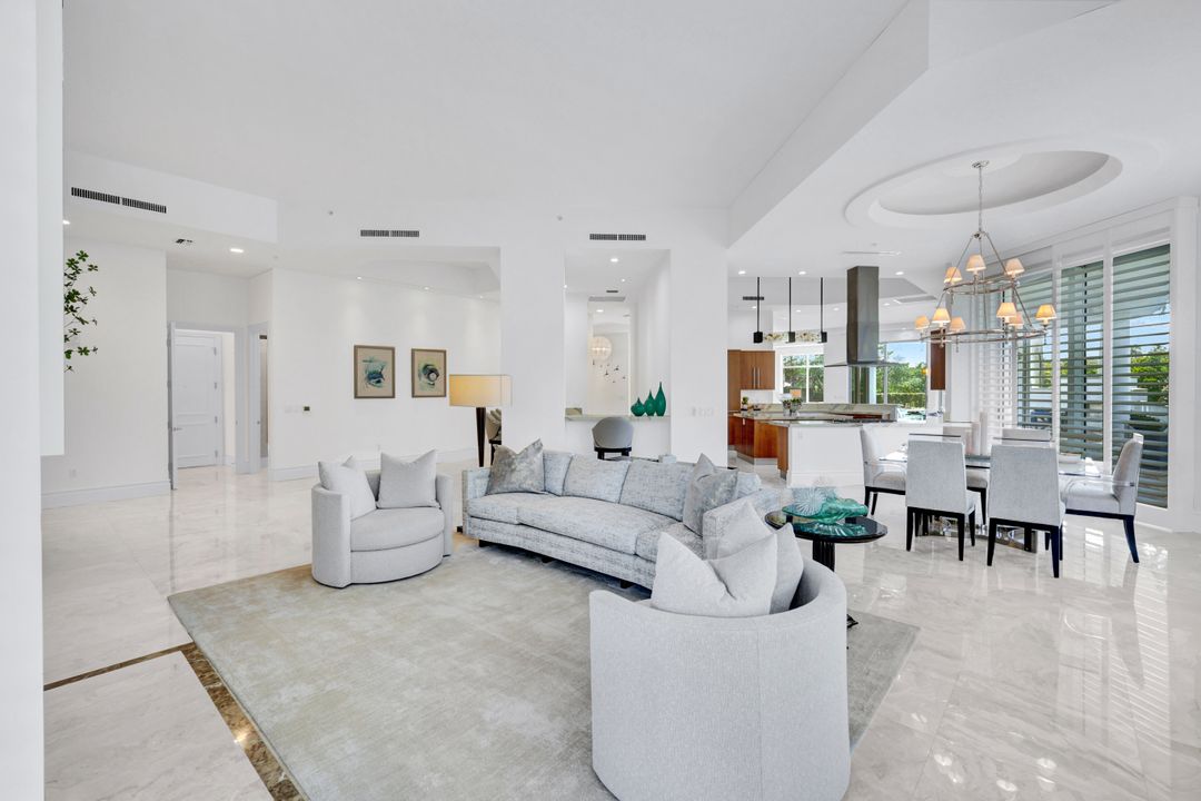 13675 Vanderbilt Dr #210, Naples, FL 34110