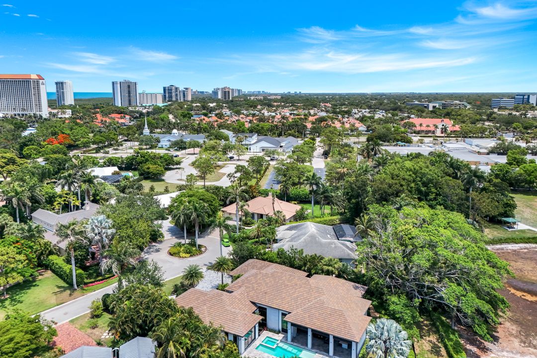 541 Whispering Pine Ct, Naples, FL 34103