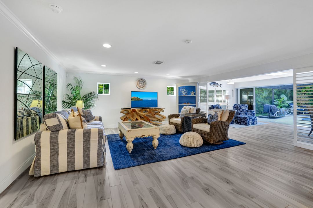 735 Old Trail Dr, Naples, FL 34103