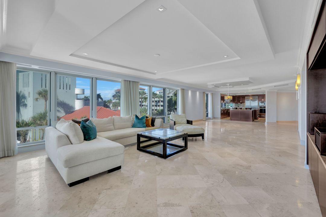 9811 Gulf Shore Dr #203, Naples, FL 34108