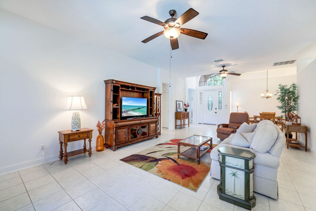 939 Fountain Run, Naples, FL 34119