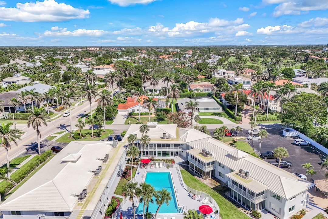 386 Harbour Dr, Naples, FL 34103