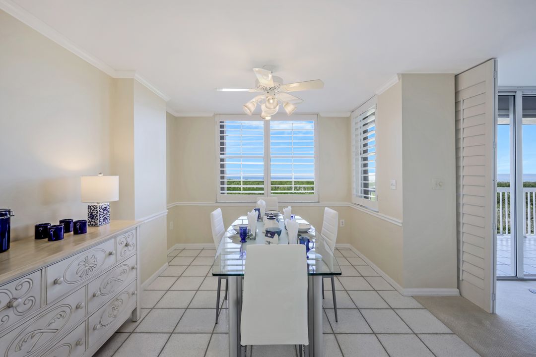 6585 Nicholas Blvd #905, Naples, FL 34108