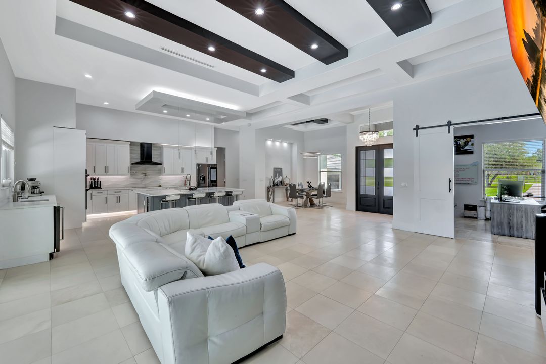 140 37th Ave NW, Naples, FL 34120