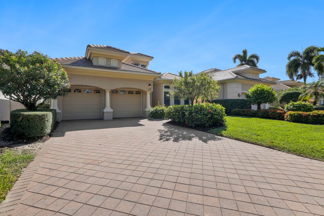 910 Villa Florenza Dr, Naples, FL 34119