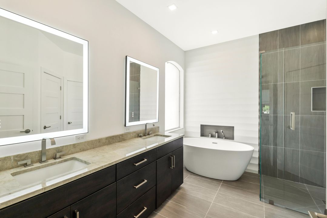 5717 Lago Villaggio Way, Naples, FL 34104