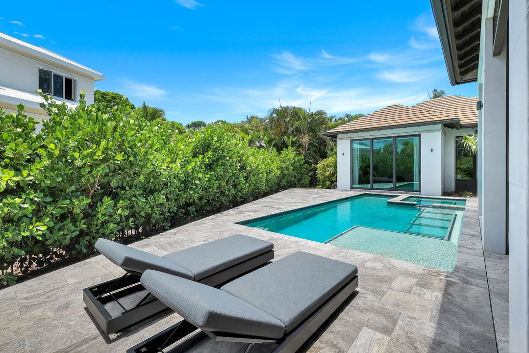 541 Whispering Pine Ct, Naples, FL 34103