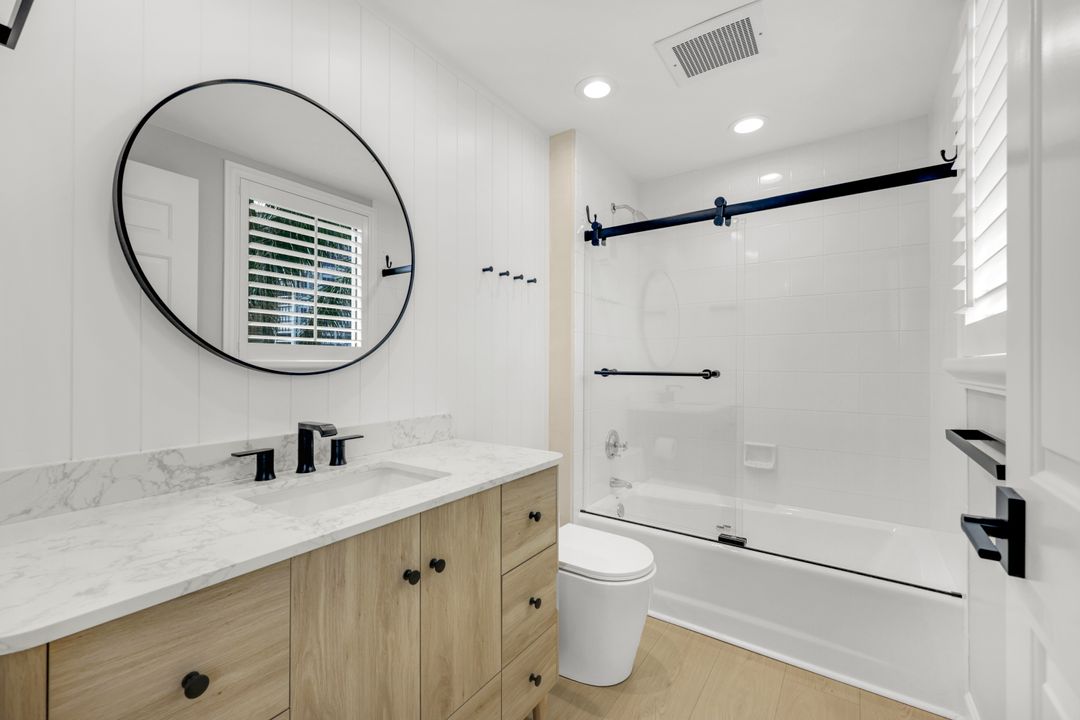 8720 Bay Colony Dr #404, Naples, FL 34108