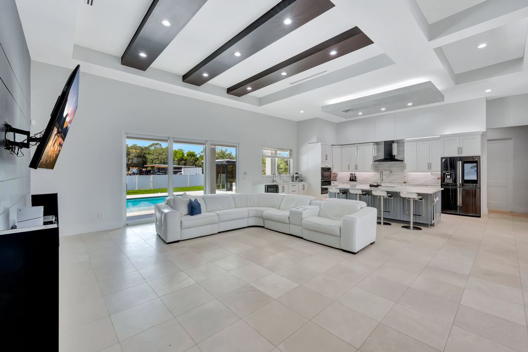 140 37th Ave NW, Naples, FL 34120