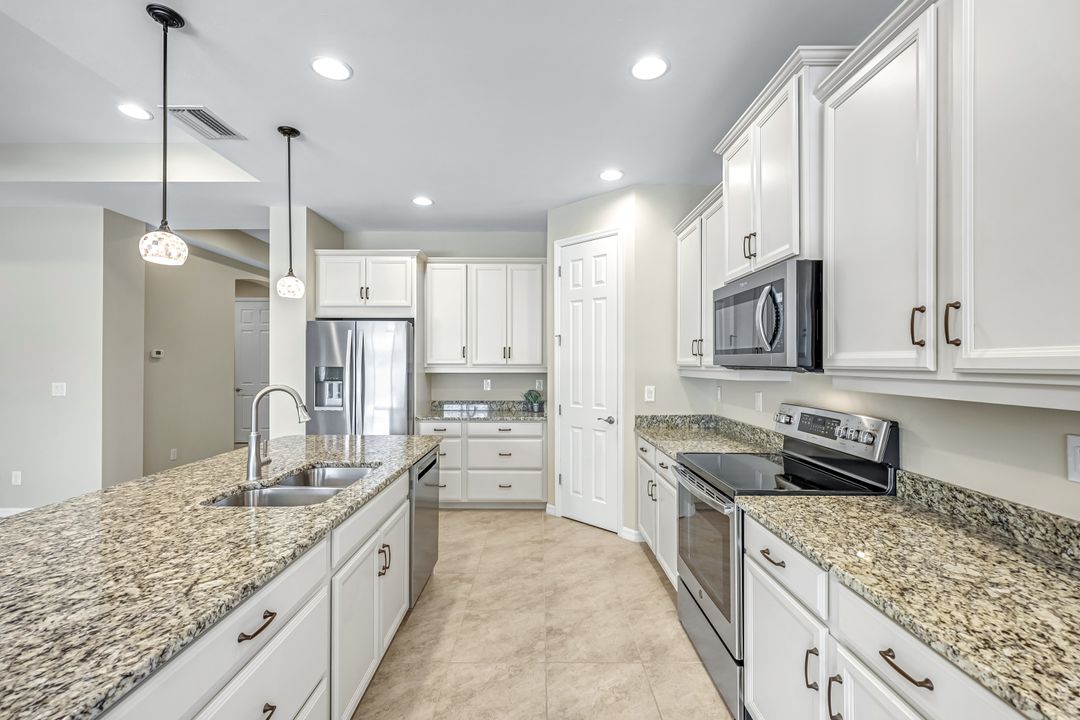 2971 Sunset Pointe Cir, Cape Coral, FL 33914