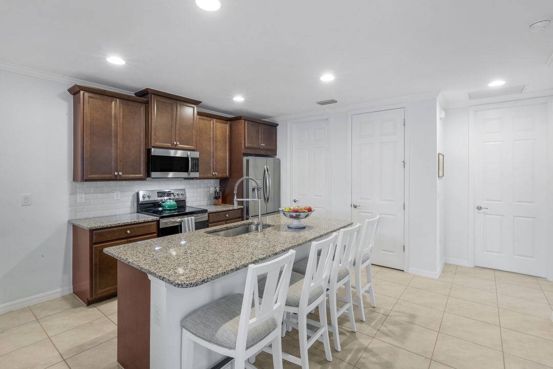 14795 Edgewater Cir, Naples, FL 34114