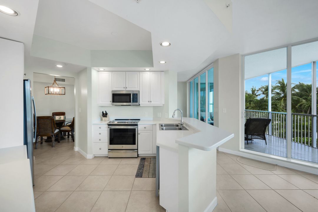 300 Dunes Blvd #203, Naples, FL 34110