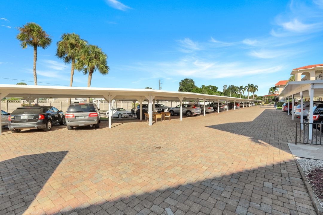 9 High Point Cir N #208, Naples, FL 34103