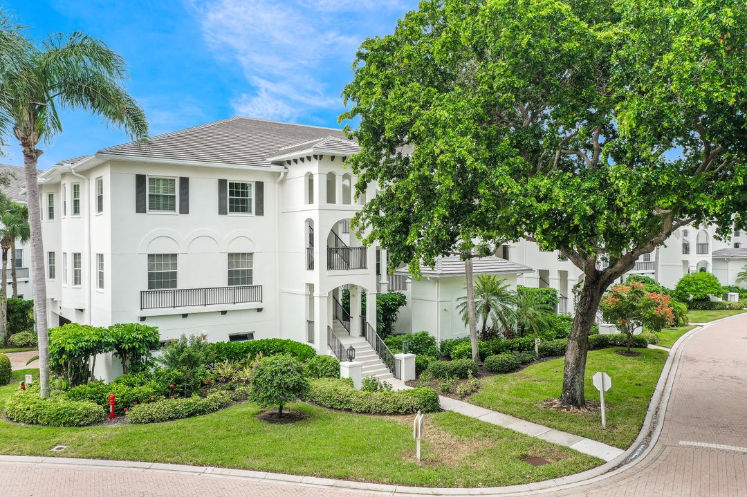 755 Bentwater Cir #201, Naples, FL 34108