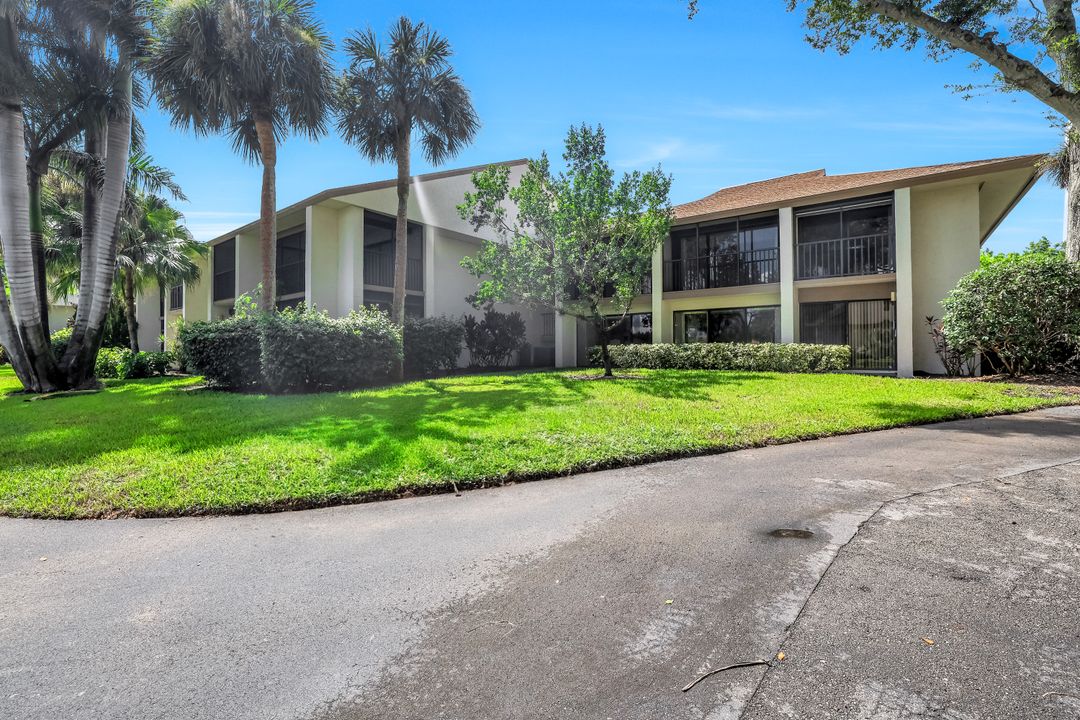 576 Retreat Dr #201, Naples, FL 34110
