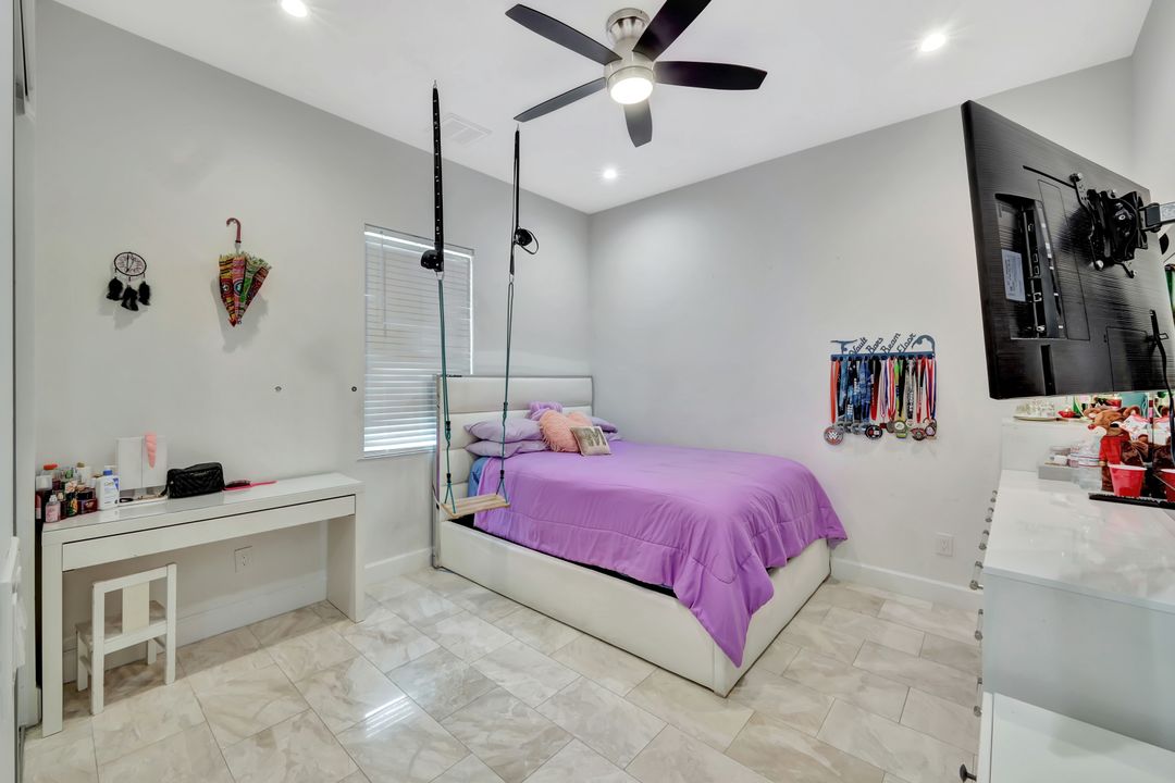 140 37th Ave NW, Naples, FL 34120