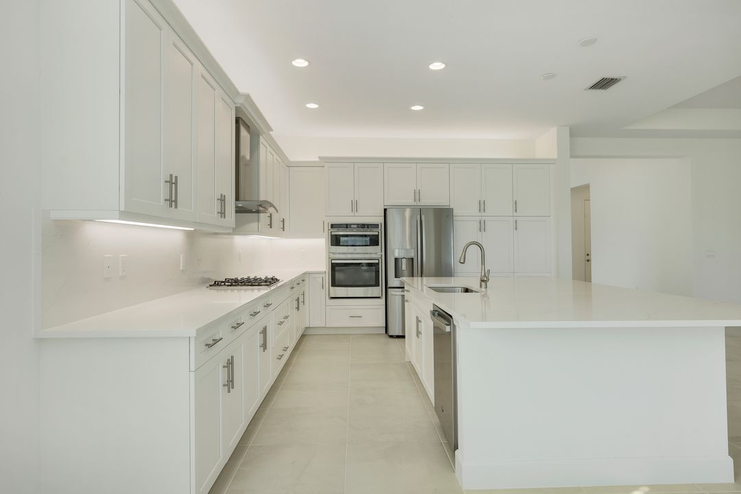 12104 Eucalyptus Wy, Naples, FL 34120