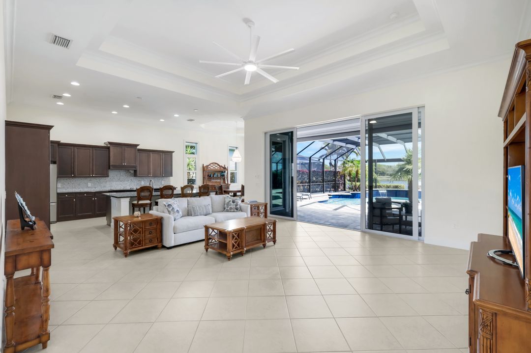 5052 Martinique Dr, Naples, FL 34113