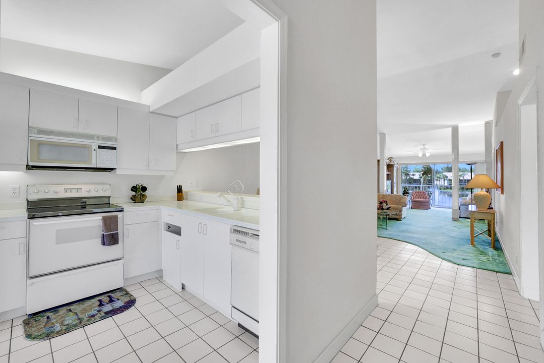 2372 Hidden Lake Dr #08, Naples, FL 34112