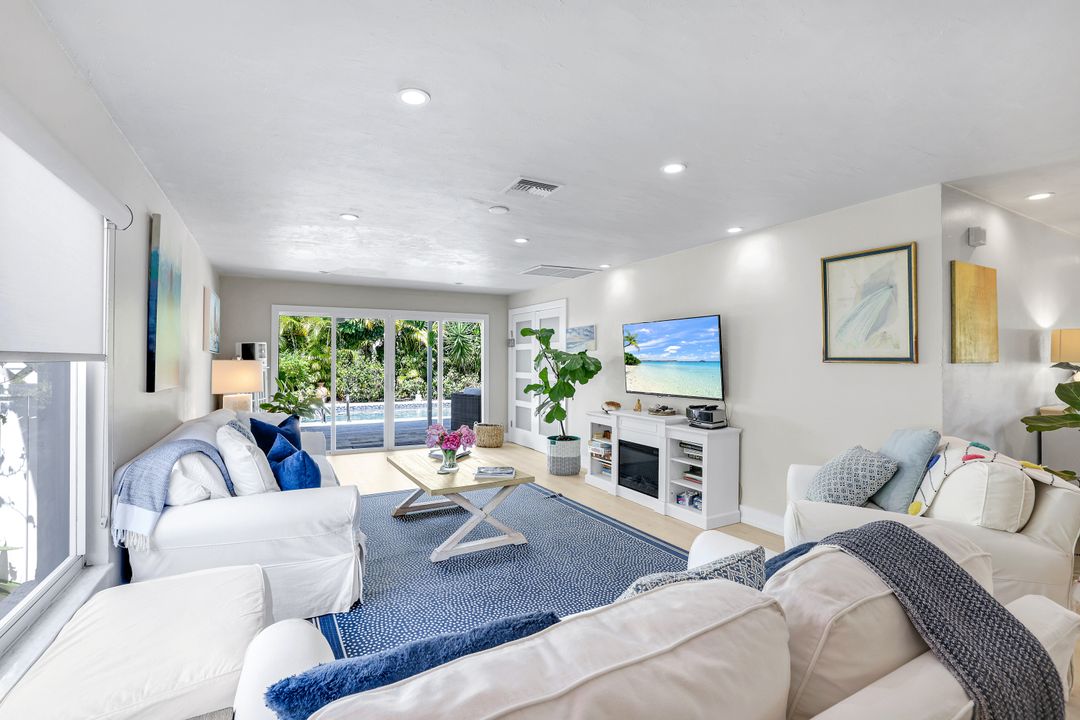 699 104th Ave N, Naples, FL 34108