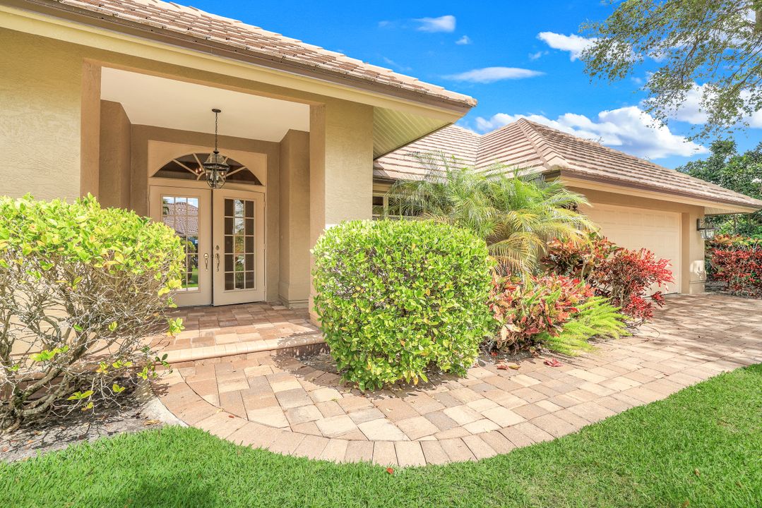 811 Pitch Apple Ln, Naples, FL 34108