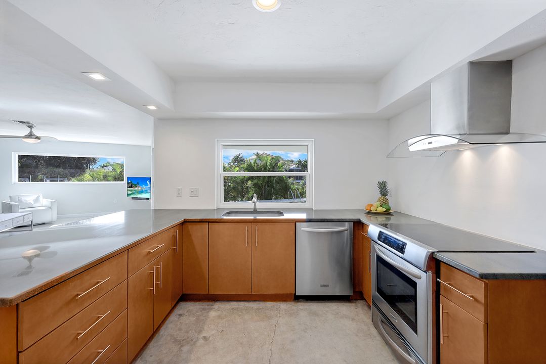 318 Grapewood Ct, Marco Island, FL 34145