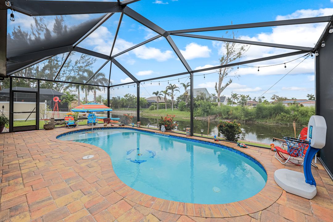 301 SE 21st Ln, Cape Coral, FL 33990