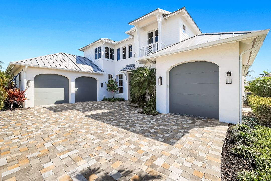 16716 Enclave Cir, Naples, FL 34110