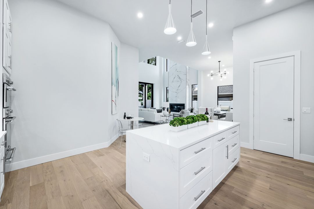 524 103rd Ave N, Naples, FL 34108